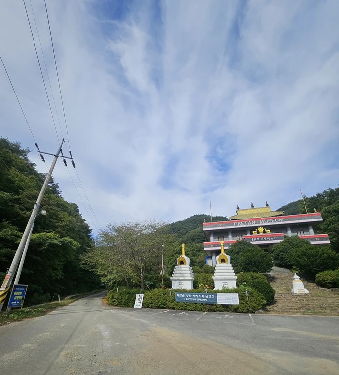 티벳박물관과 왼쪽 옆길