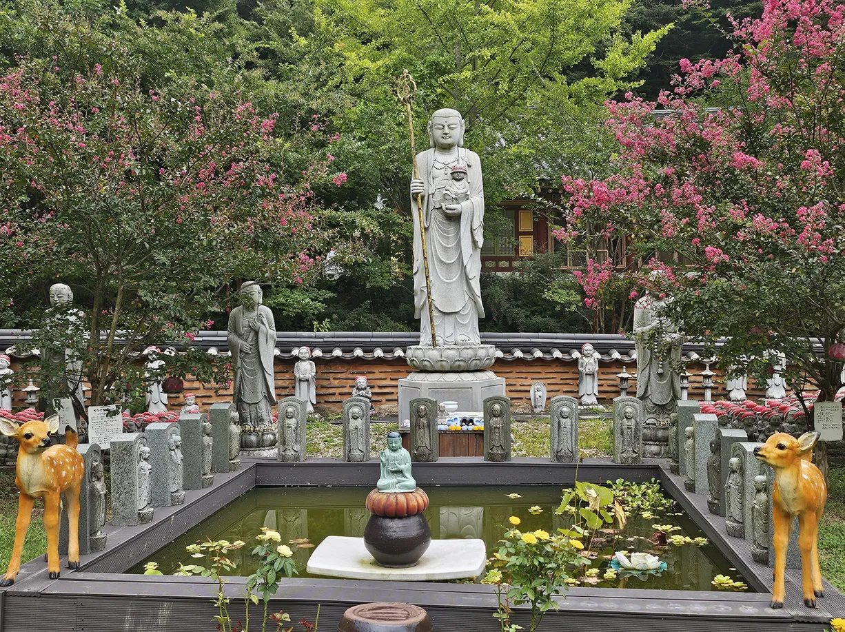 경내 지장보살상과 연못