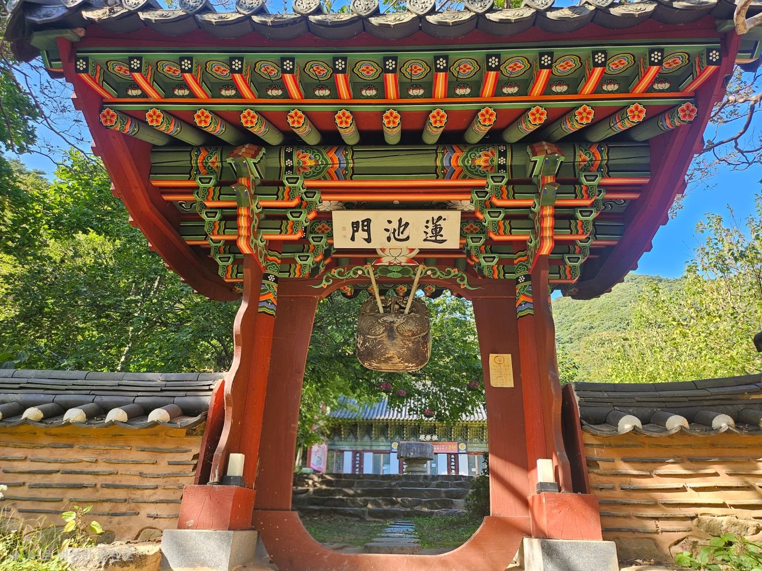 연지문(蓮池門)과 범종